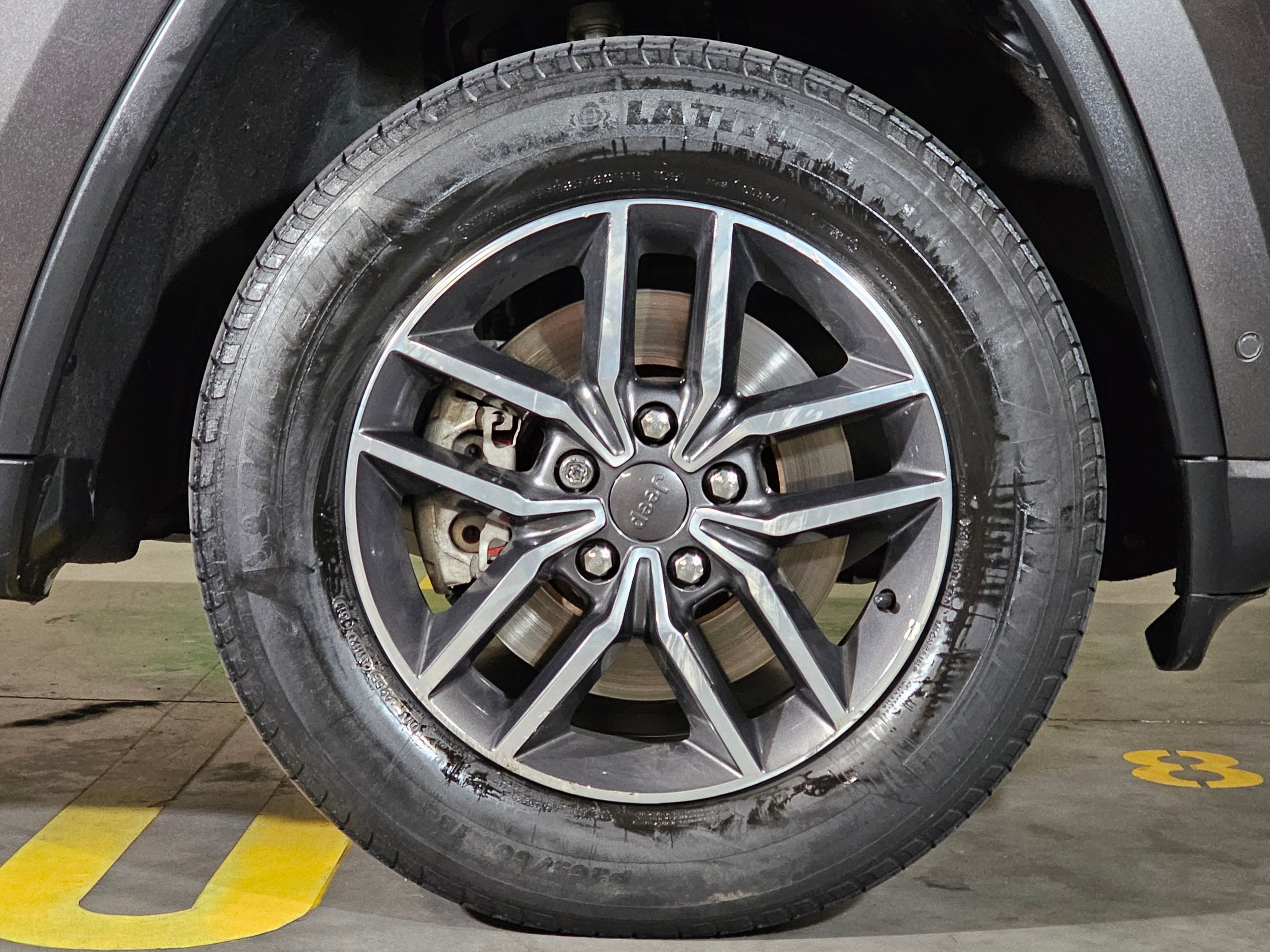 Jeep GRAND Cherokee Laredo 2019