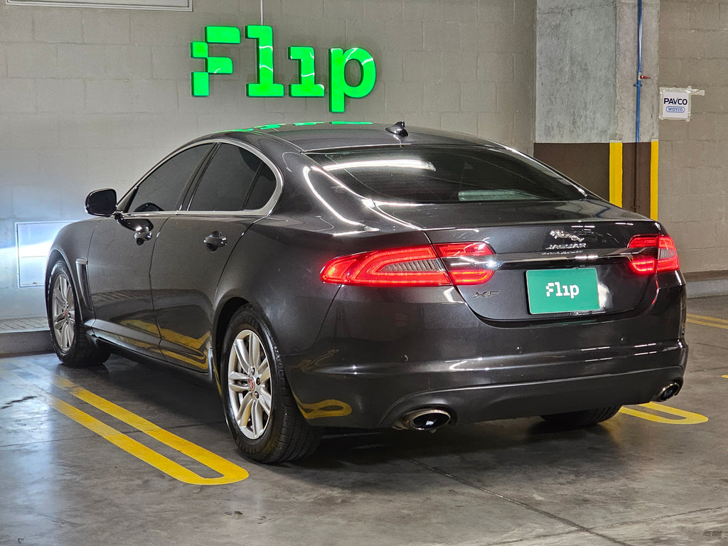 Jaguar XF 2.0 2015 - Grupo Flip
