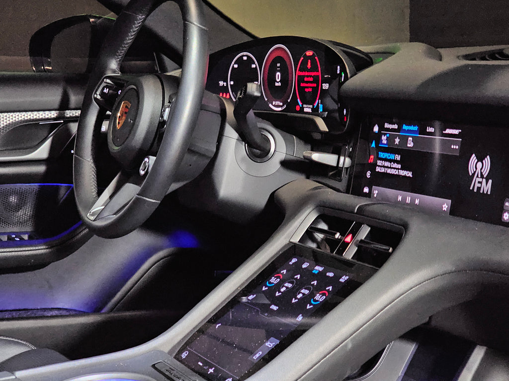Porsche Taycan 4S 2025 - interior