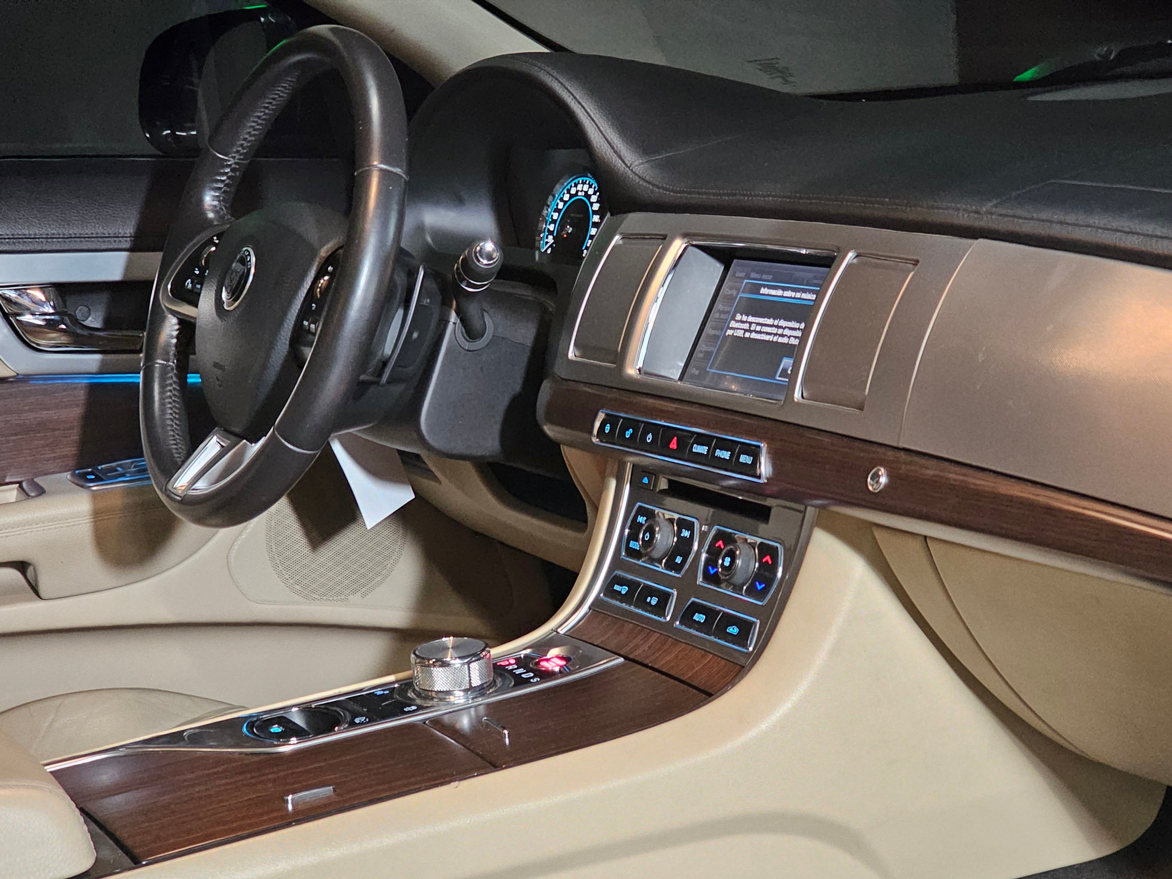 Jaguar XF 2.0 2015 - Grupo Flip
