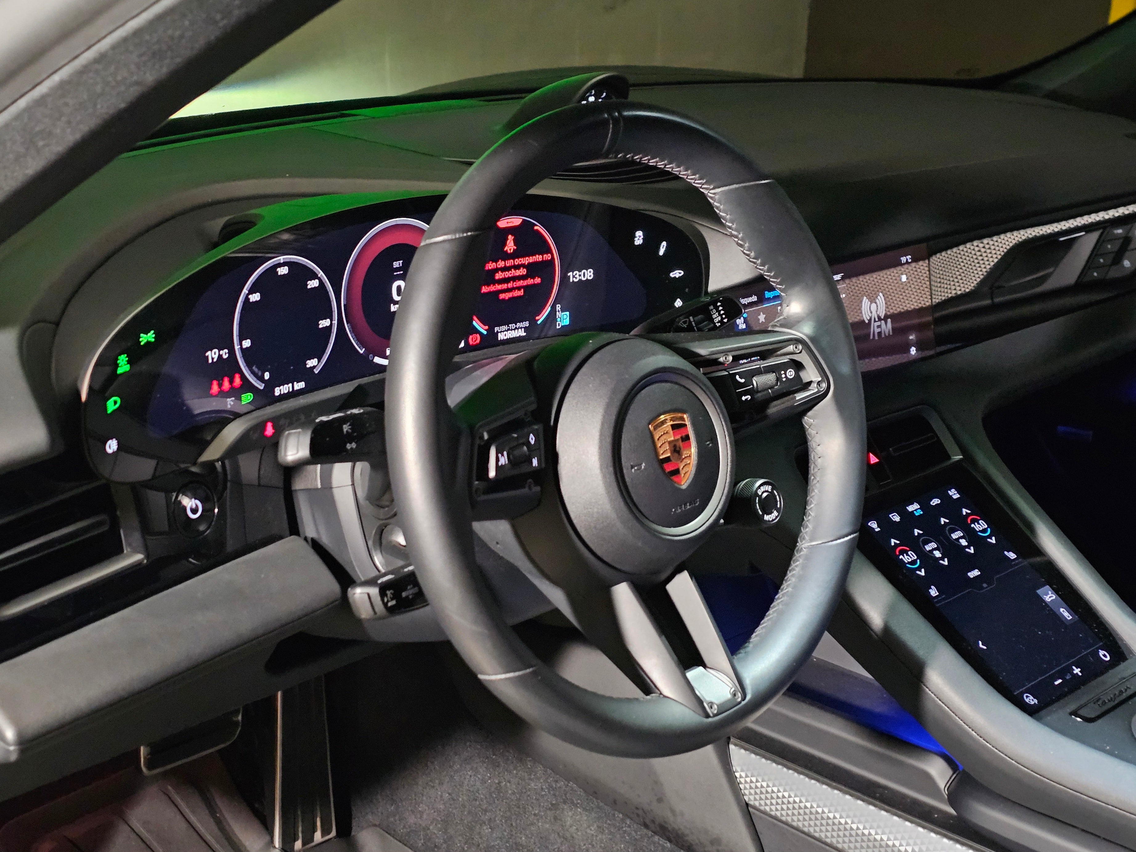 Porsche Taycan 4S 2025 - interior