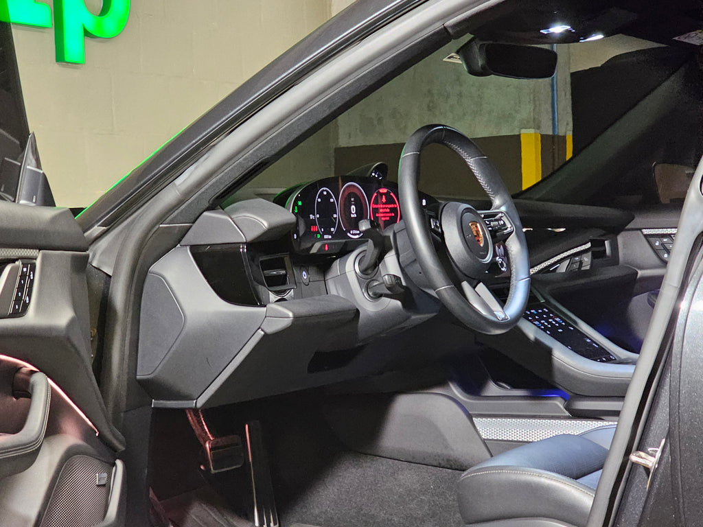 Porsche Taycan 4S 2025 - interior