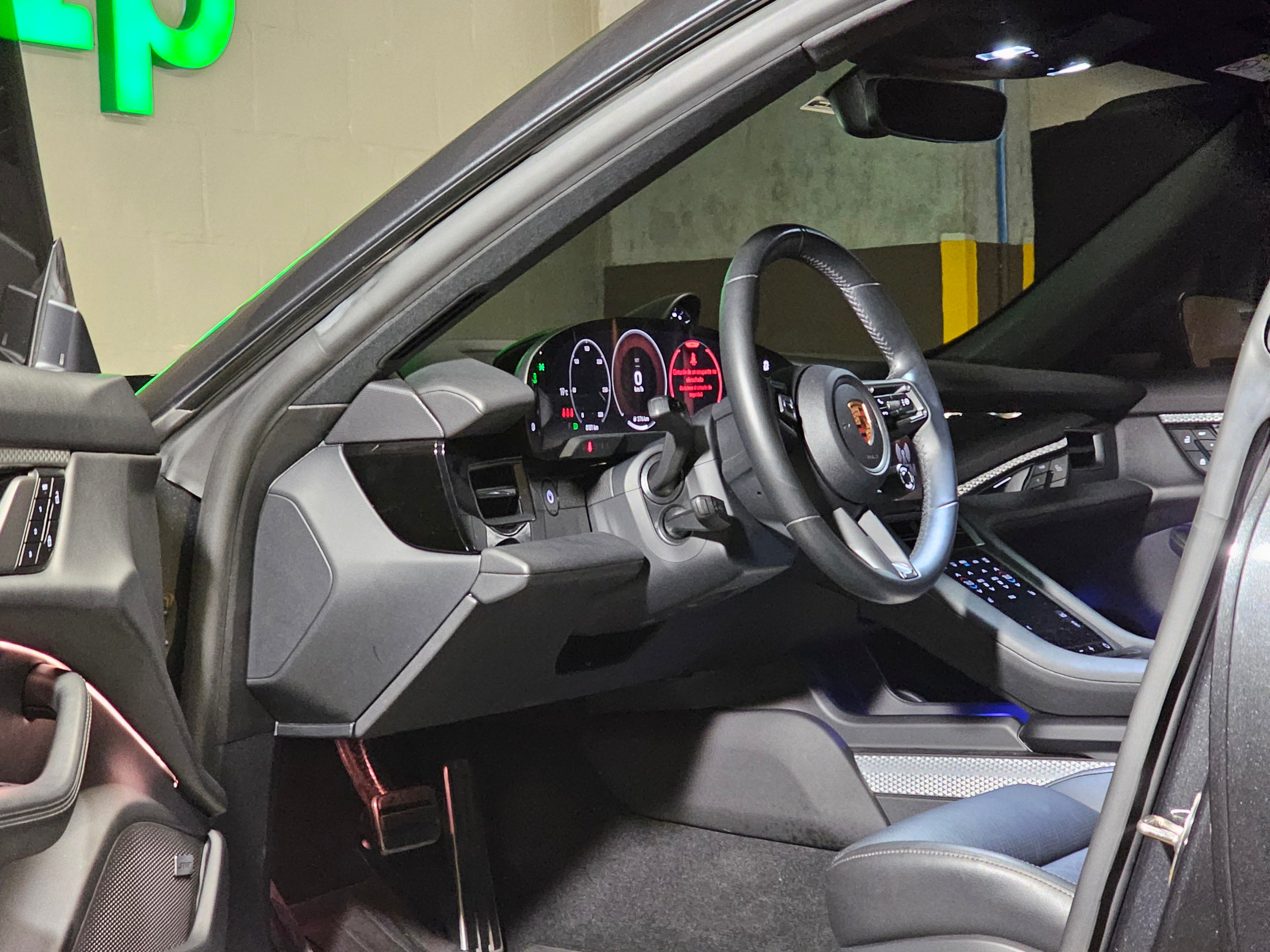 Porsche Taycan 4S 2025 - interior