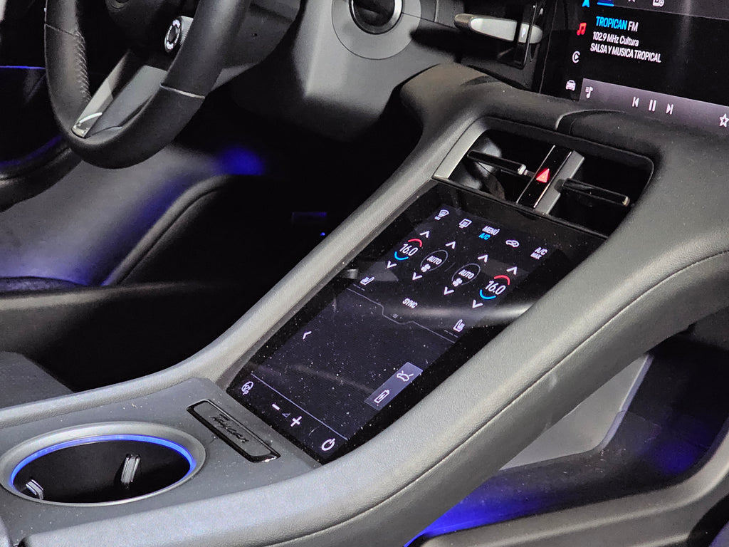 Porsche Taycan 4S 2025 - interior