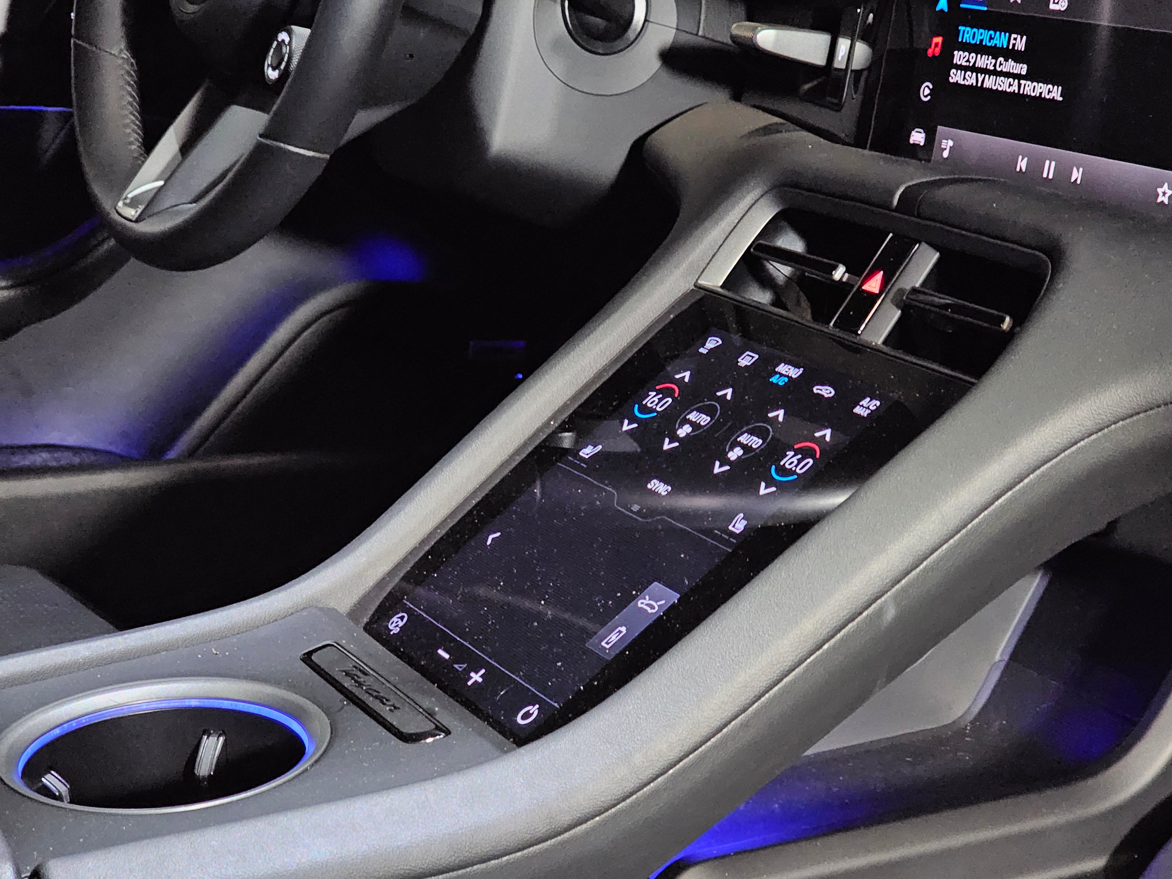 Porsche Taycan 4S 2025 - interior